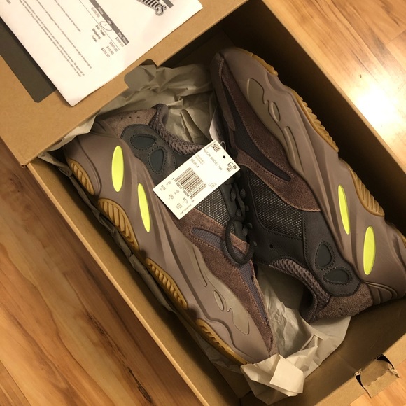 Yeezy Other - NWT Yeezy 700 Mauve Size 10.5